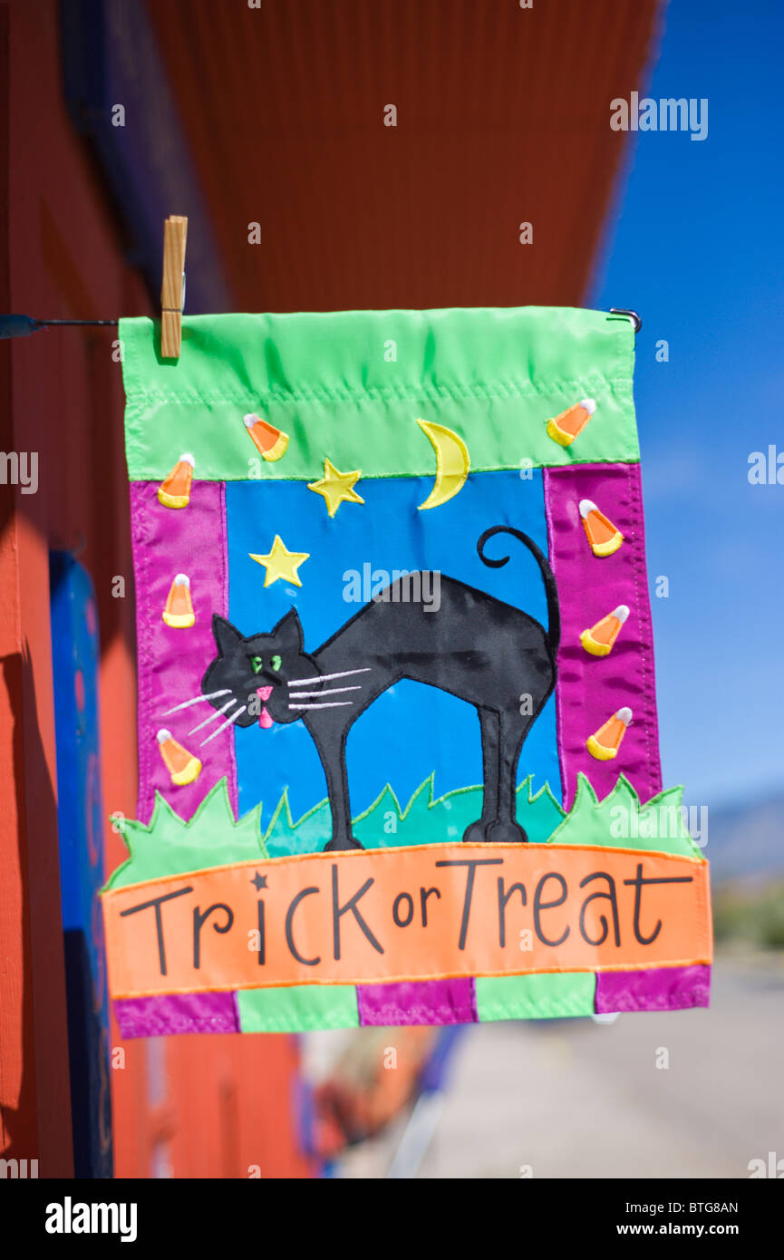 Halloween un drapeau flotte au vent sur l'historique 12e Rue à Carrizozo, Nouveau Mexique. Banque D'Images