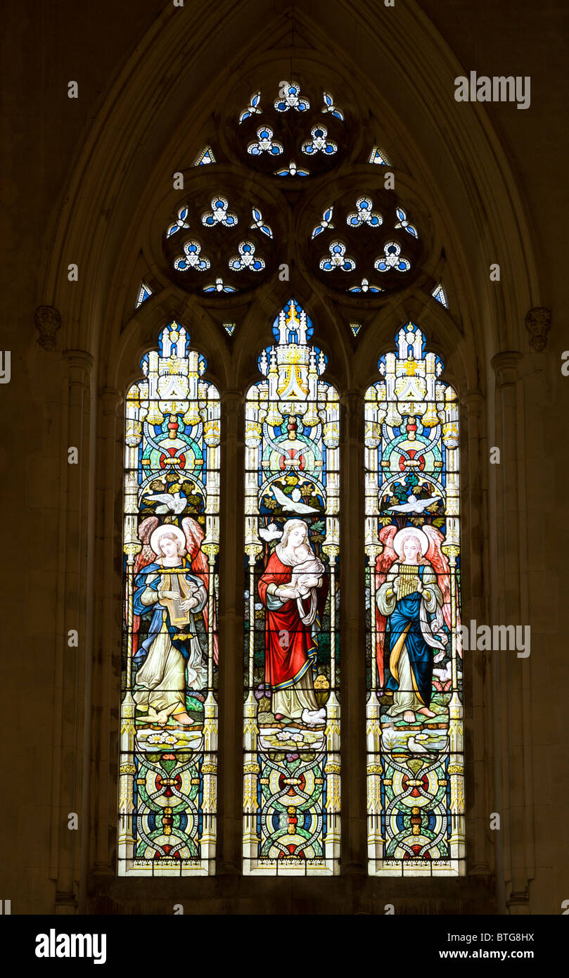 Vitraux représentant des anges avec instruments. La Bienheureuse des filles, à St Michel Archange, Booton, Norfolk, Royaume-Uni. Banque D'Images