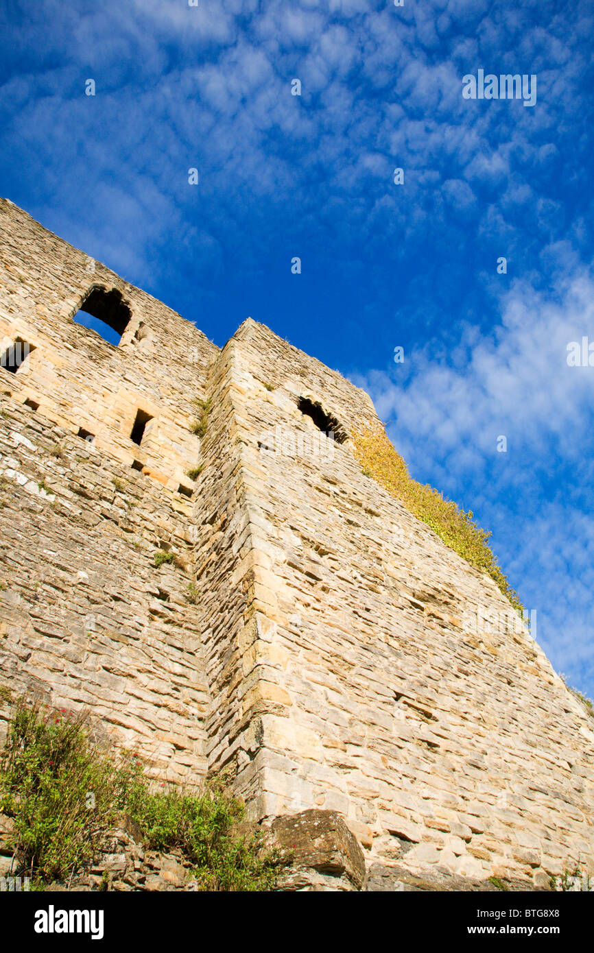 Murs du château contre un ciel bleu pommelé Richmond North Yorkshire Angleterre Banque D'Images