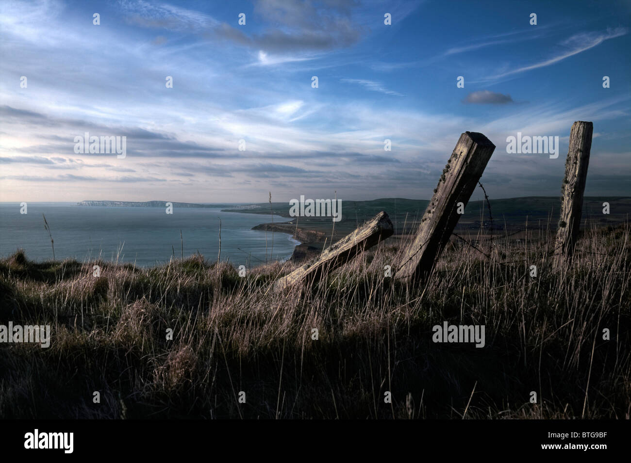 Une clôture surplombe la baie de tumbledown Compton dans l'île de Wight, au Royaume-Uni. Banque D'Images