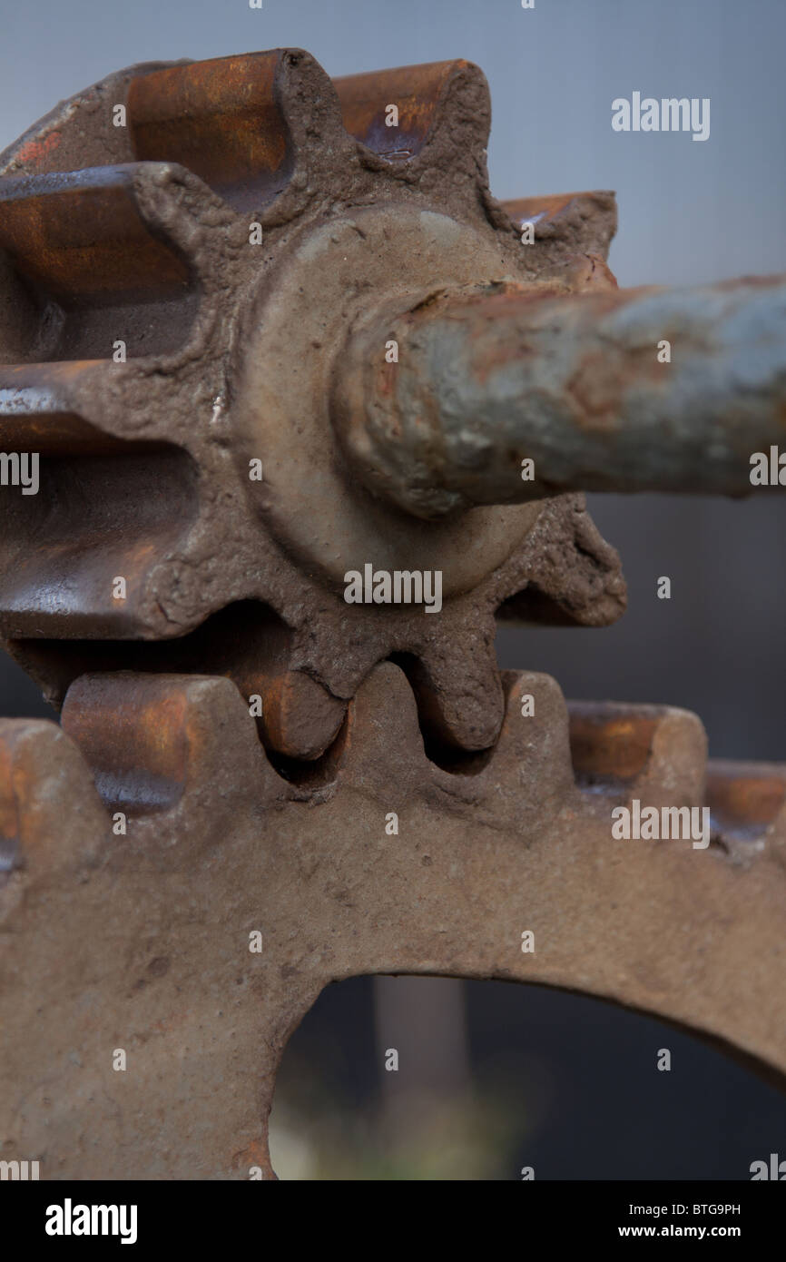 Rusty cogs sur de l'équipement marin à Kimmeridge Bay, Dorset Banque D'Images