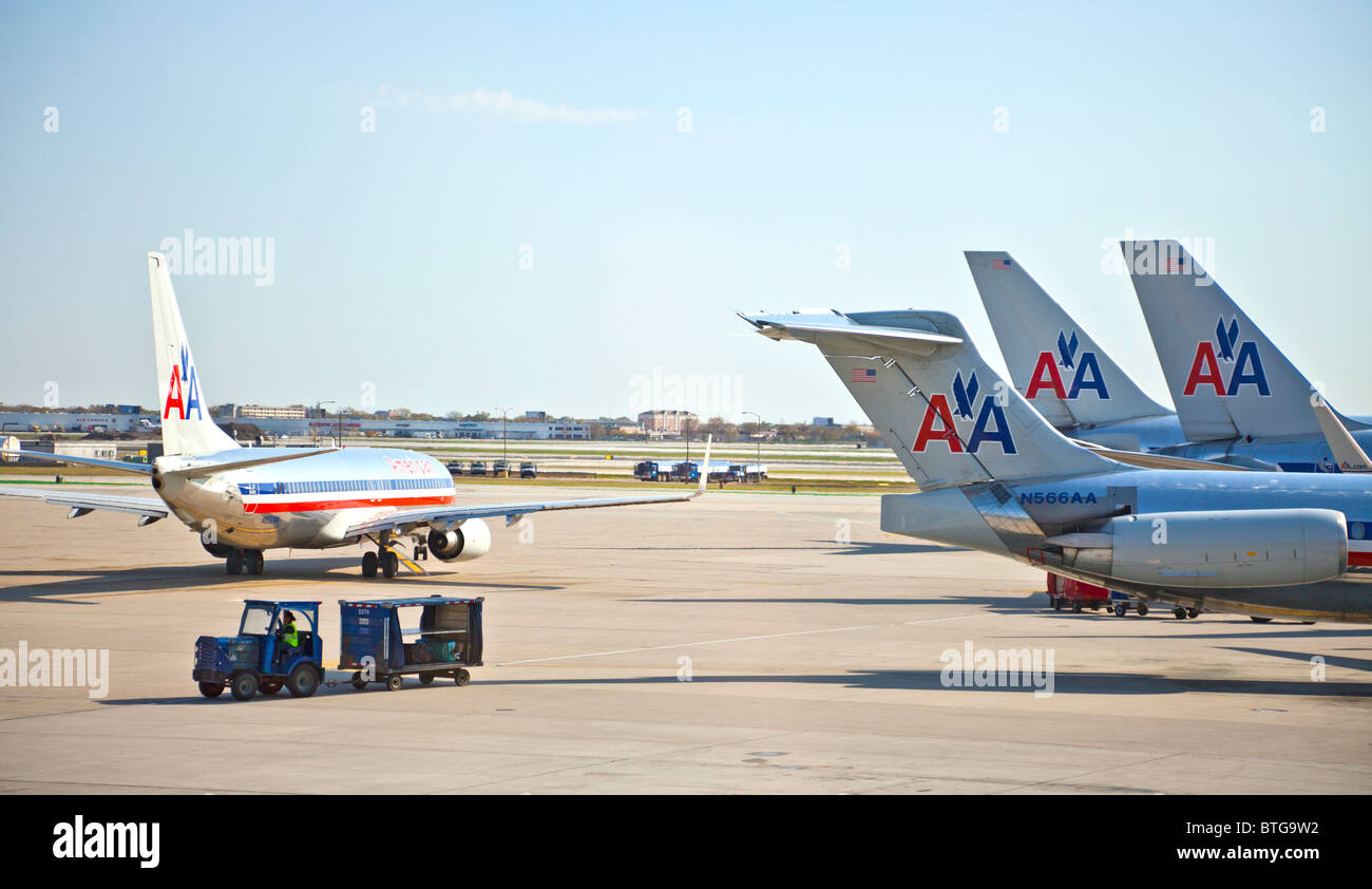 Quatre avions à réaction d'American Airlines à l'aéroport O'Hare de Chicago, Illinois, États-Unis Banque D'Images