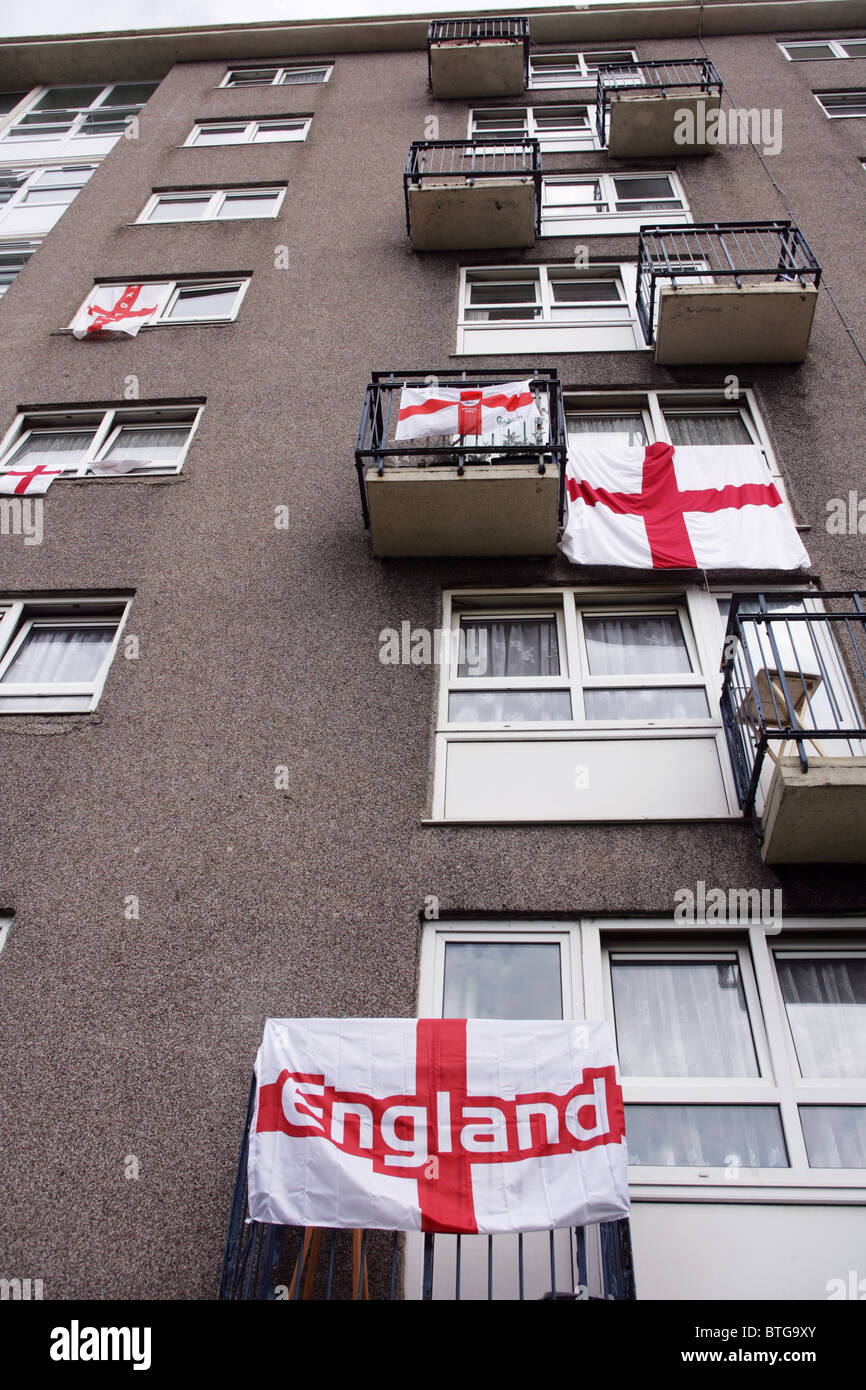 L'Angleterre Les drapeaux sur un bloc d'appartements à Stockport durant la coupe du monde 2010. Banque D'Images