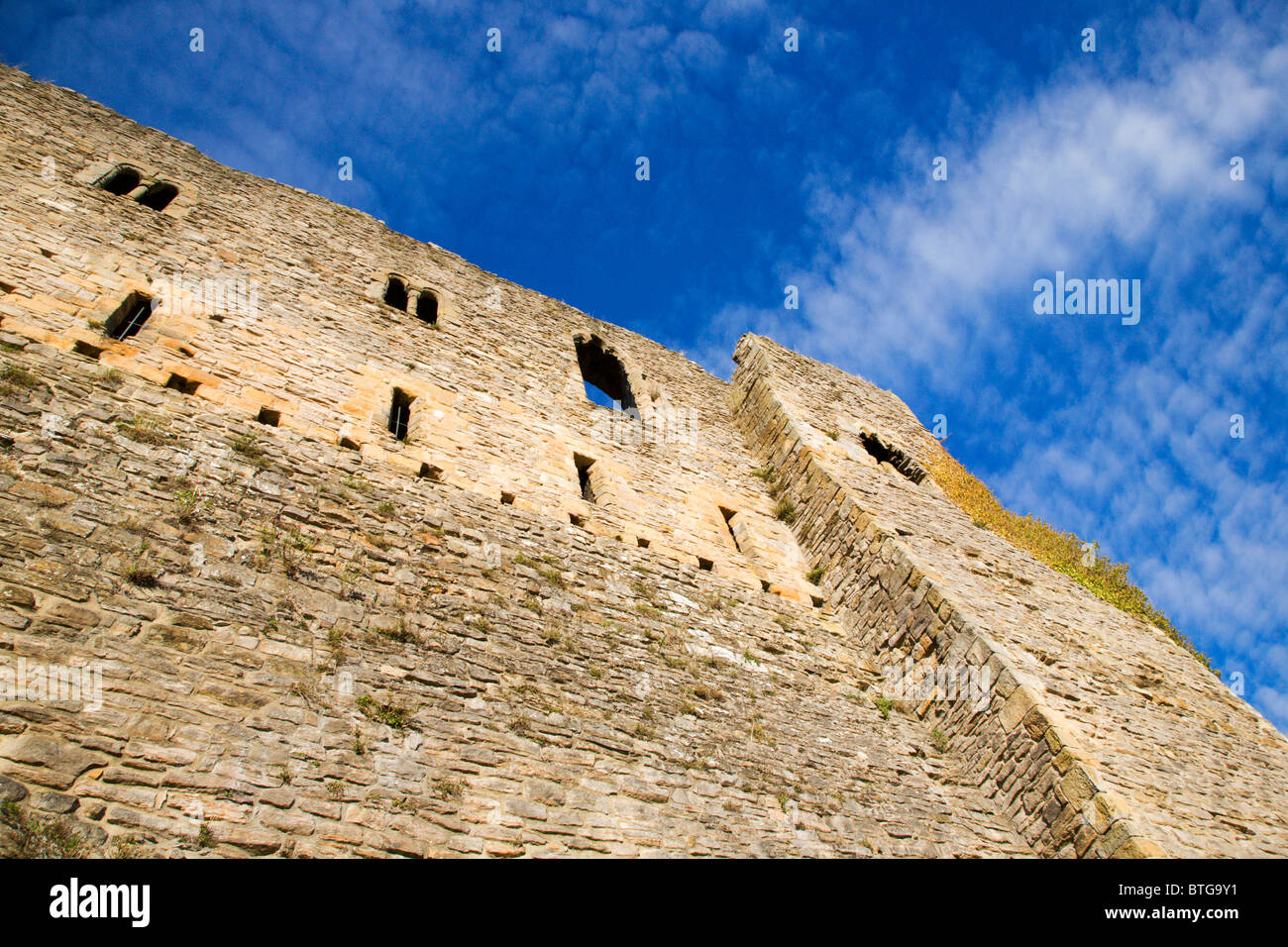 Murs du château contre un ciel bleu pommelé Richmond North Yorkshire Angleterre Banque D'Images