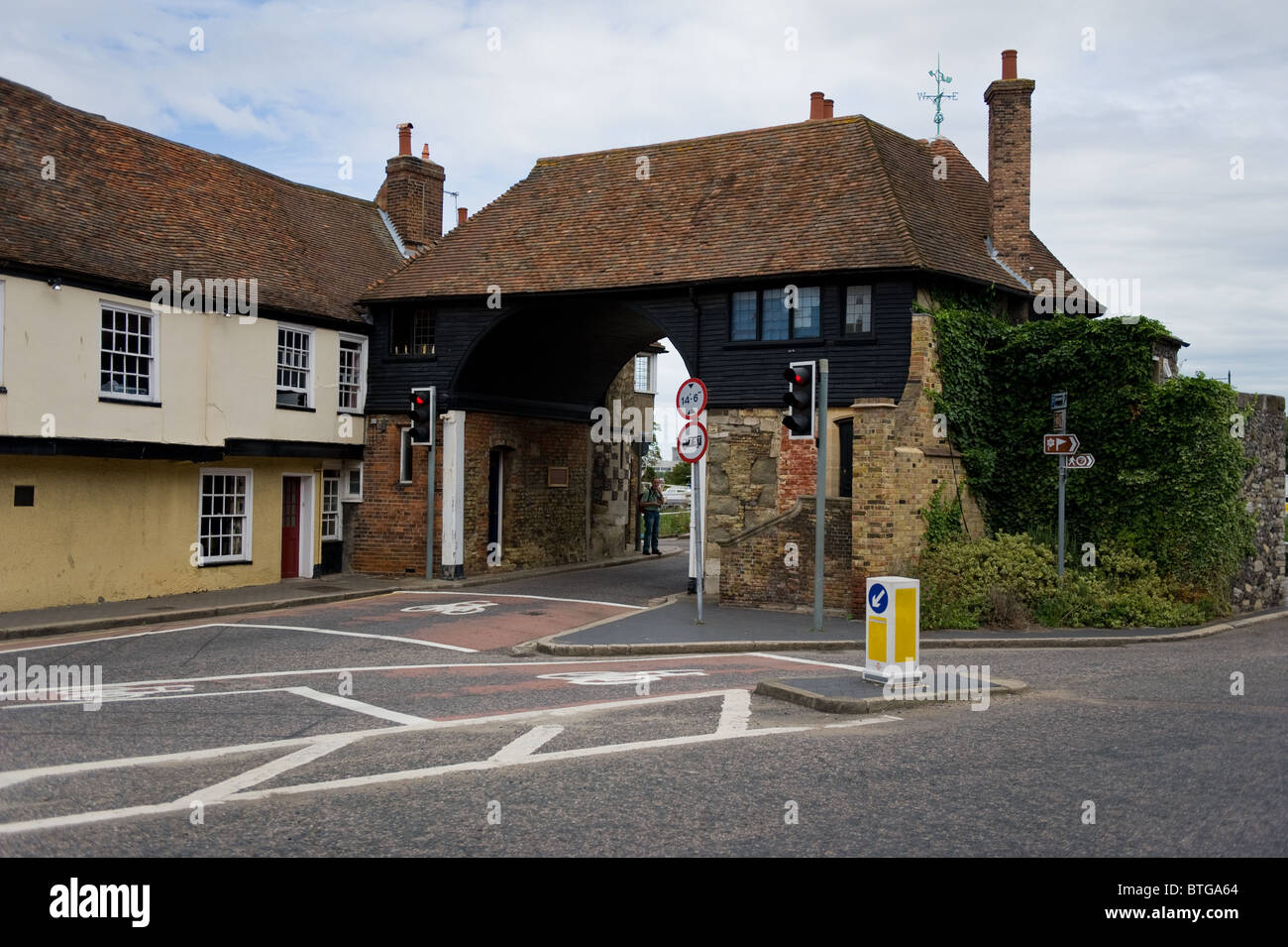 Un Medievel Toll Gate, dans la pittoresque ville de Sandwich, Kent Banque D'Images