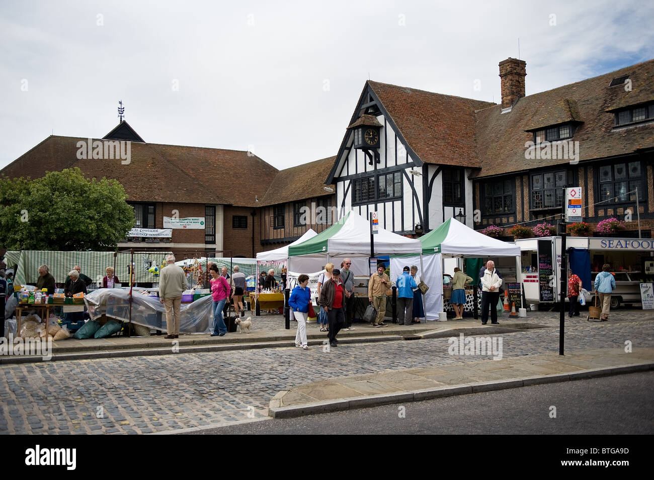 Un marché de producteurs a tenu à côté de la Guildhall dans le marché de la ville historique de Sandwich, dans le Kent Banque D'Images