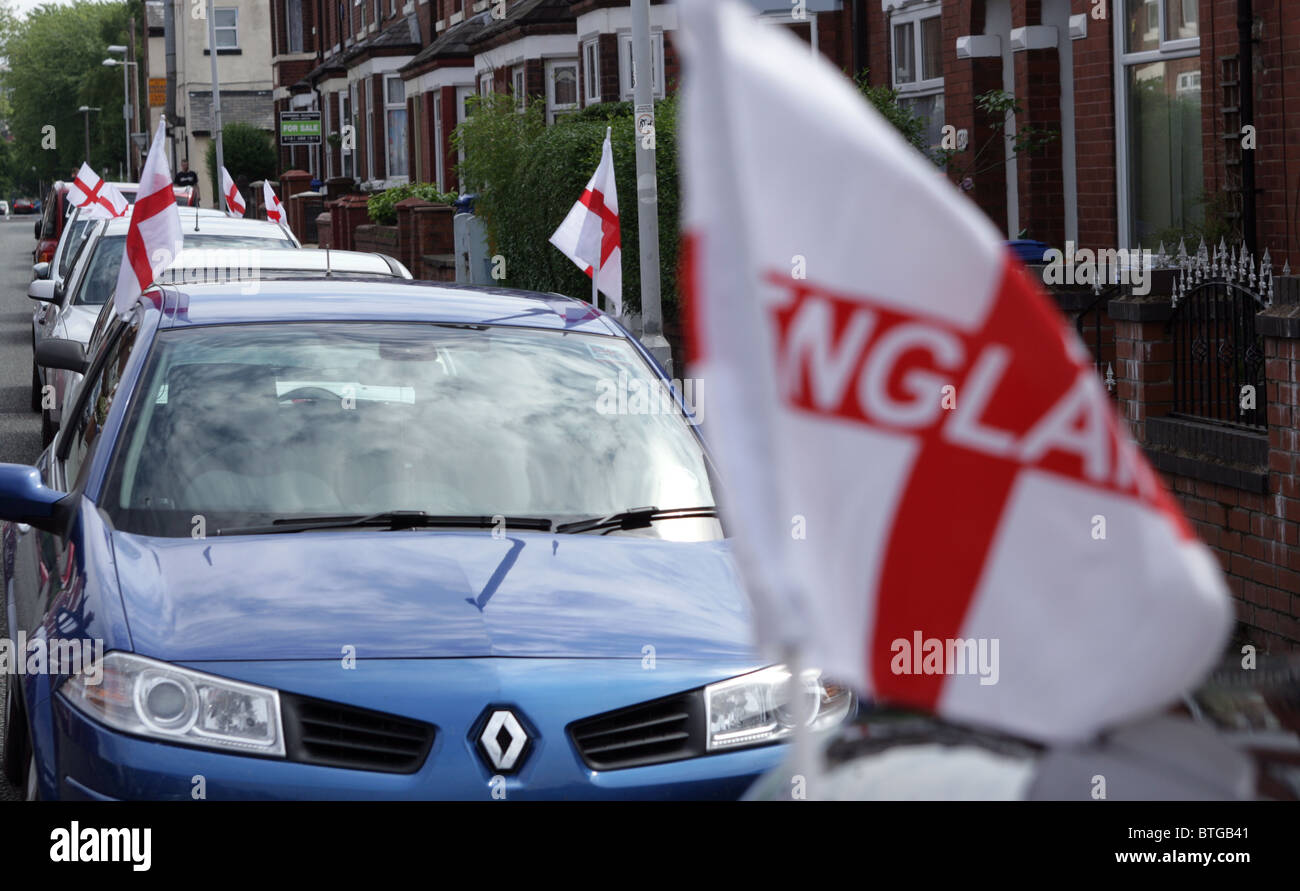 L'Angleterre les drapeaux sur les voitures en rue à Stockport. Banque D'Images