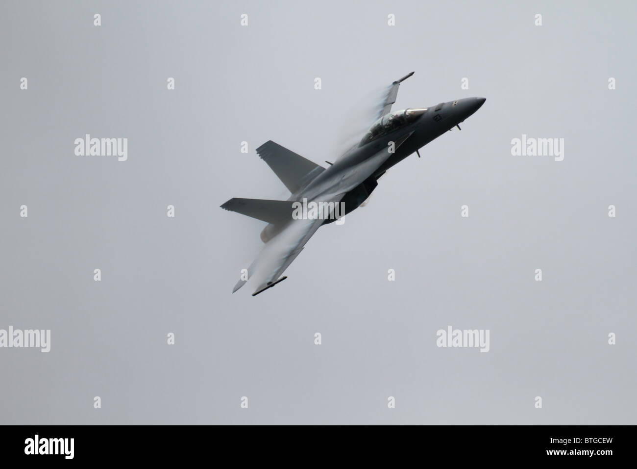 F18 Hornet voler sur un jour nuageux au-dessus du lac Washington à Seattle pour l'Seafair air show. Pression de vapeur visible sur ailes Banque D'Images