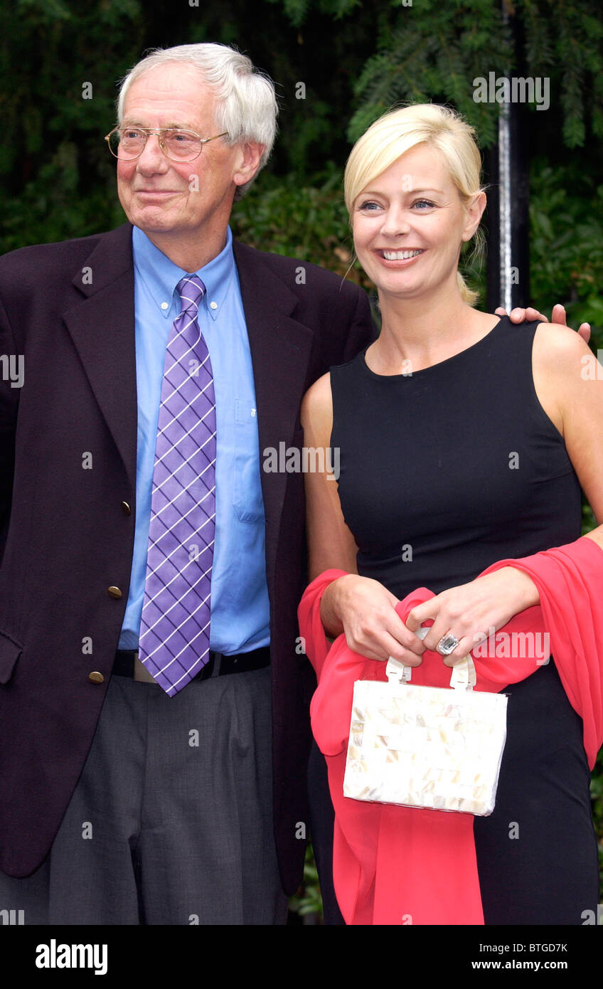 Présentatrice de télévision et critique de cinéma Barry Norman avec bras autour de fille Samantha Norman à summer party à Chelsea Banque D'Images
