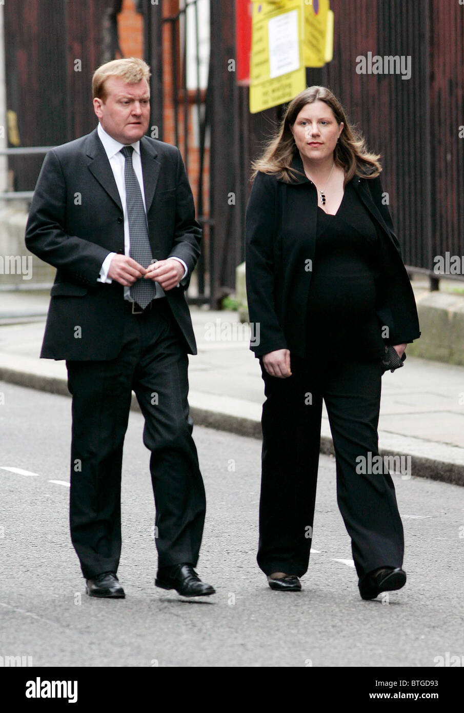 Leader du Parti libéral-démocrate Charles Kennedy et son épouse enceinte Sarah à la Cathédrale de Westminster pour le service commémoratif Banque D'Images