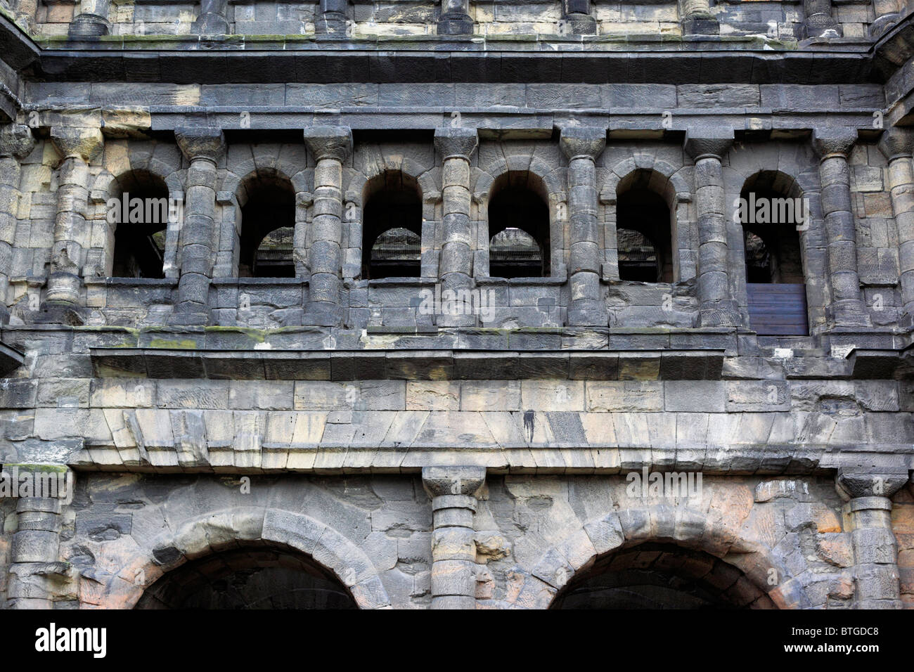 Porte de ville romaine Porta Nigra (180 AD), UNESCO World Heritage Site, Trèves, Rhénanie-Palatinat, Allemagne Banque D'Images