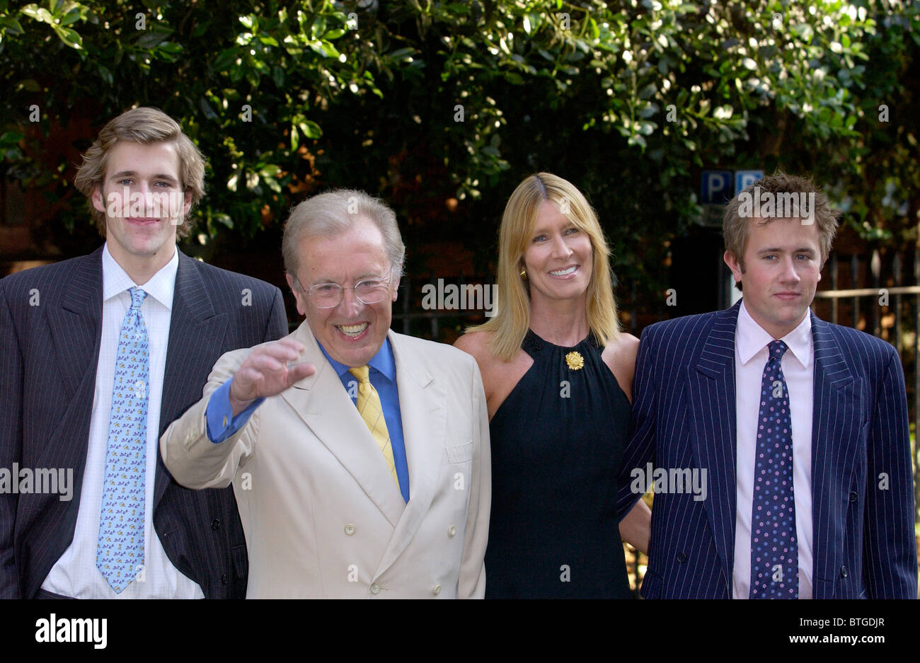 Sir David Frost, télédiffuseur avec son épouse Carina et fils Miles et Wilfred, à sa fête d'été annuelle à Chelsea. Banque D'Images
