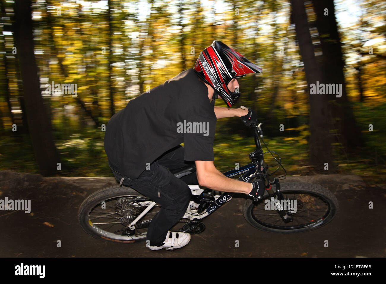 Vtt descente. Banque D'Images