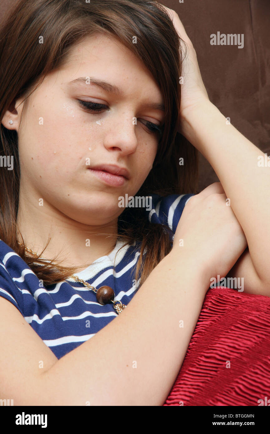 Une adolescente déprimée de pleurer. Banque D'Images