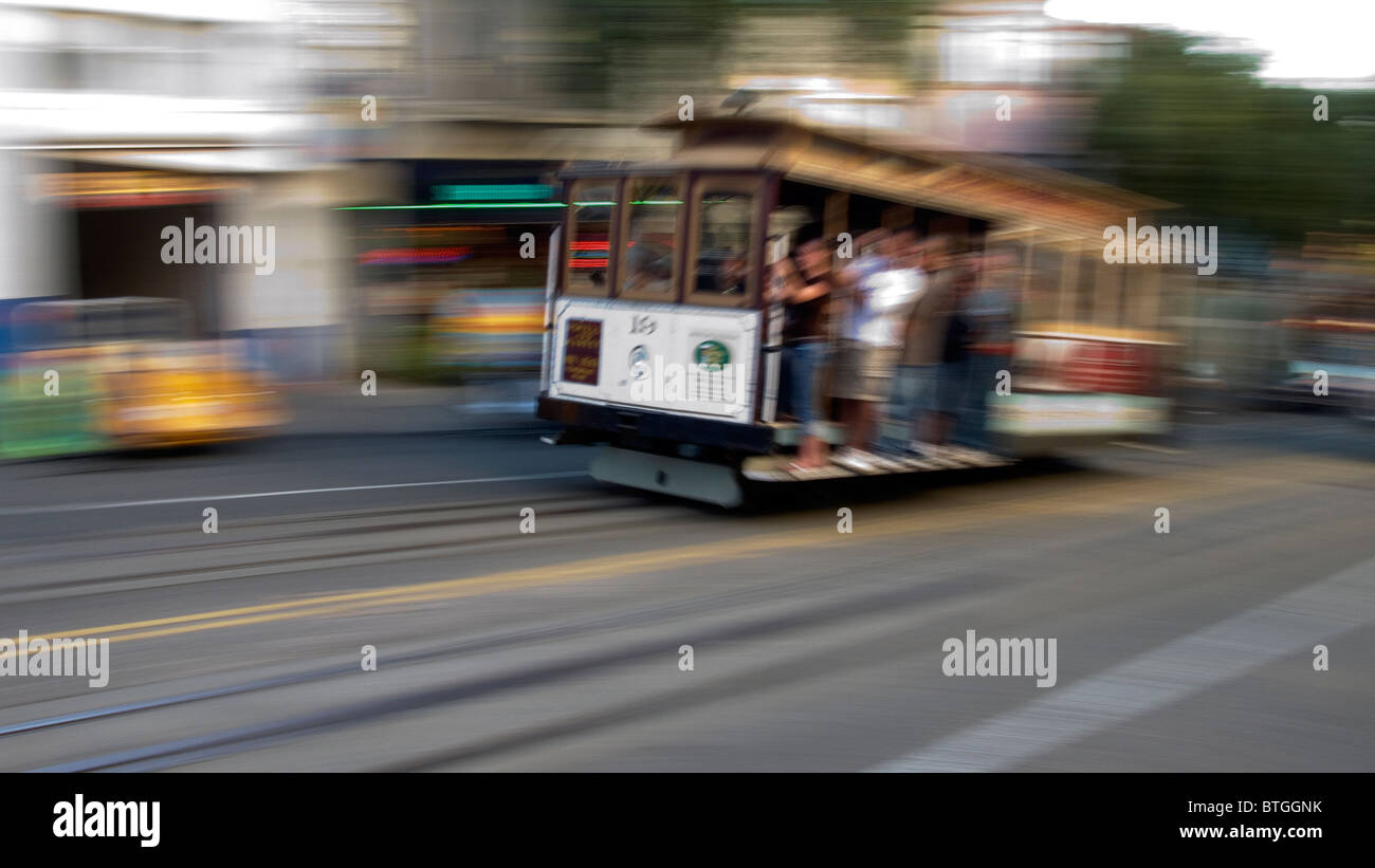 Cable car à la vitesse dans la rue de San Francisco Banque D'Images