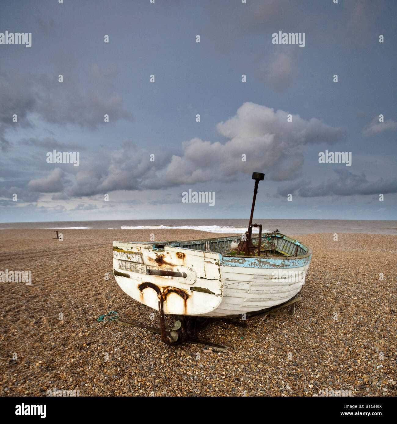 Un bateau de pêche sur la plage de Hunstanton avec un ciel dramatique dans l'arrière-plan Banque D'Images