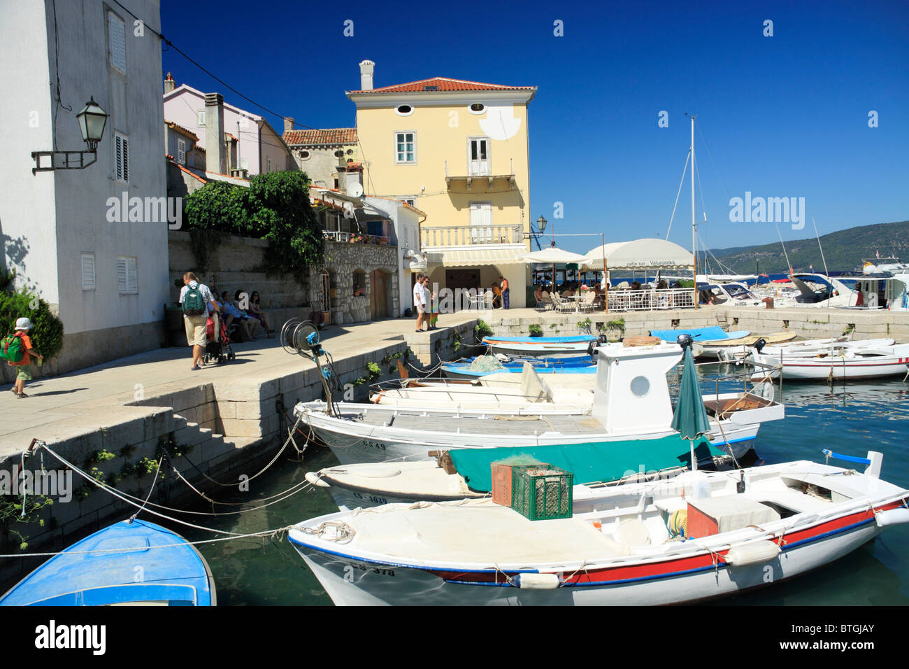 Port de Valun village sur l'île de Cres, Croatie Banque D'Images