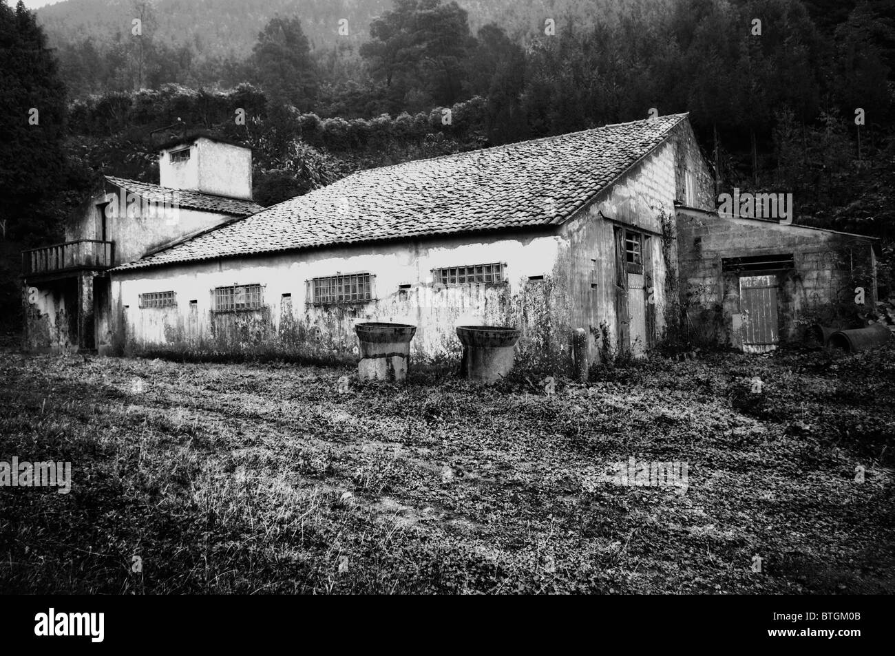 Ancienne gare centrale hydroélectrique en Açores utilisés pour produire de l'énergie / électricité Banque D'Images
