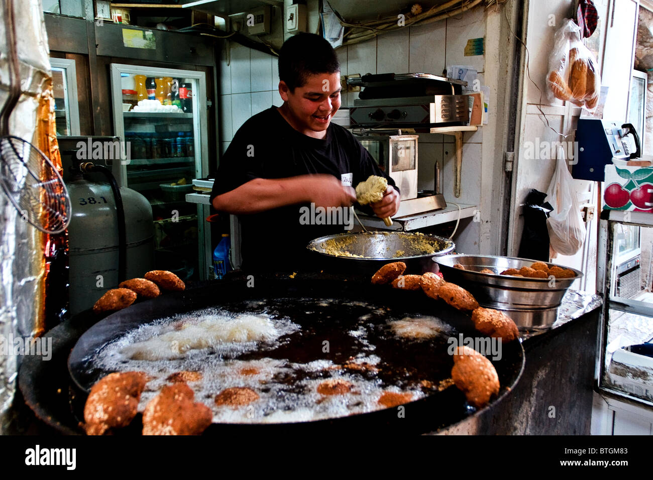 Un Falafel populaires boutique dans le marché coloré de la vieille ville de Jérusalem. Banque D'Images