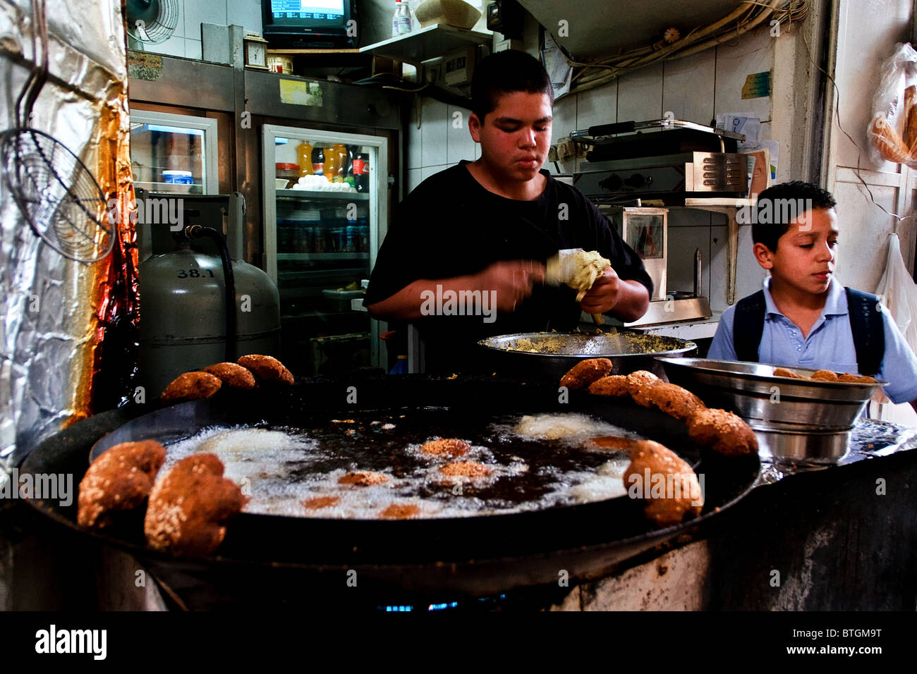 Un Falafel populaires boutique dans le marché coloré de la vieille ville de Jérusalem. Banque D'Images