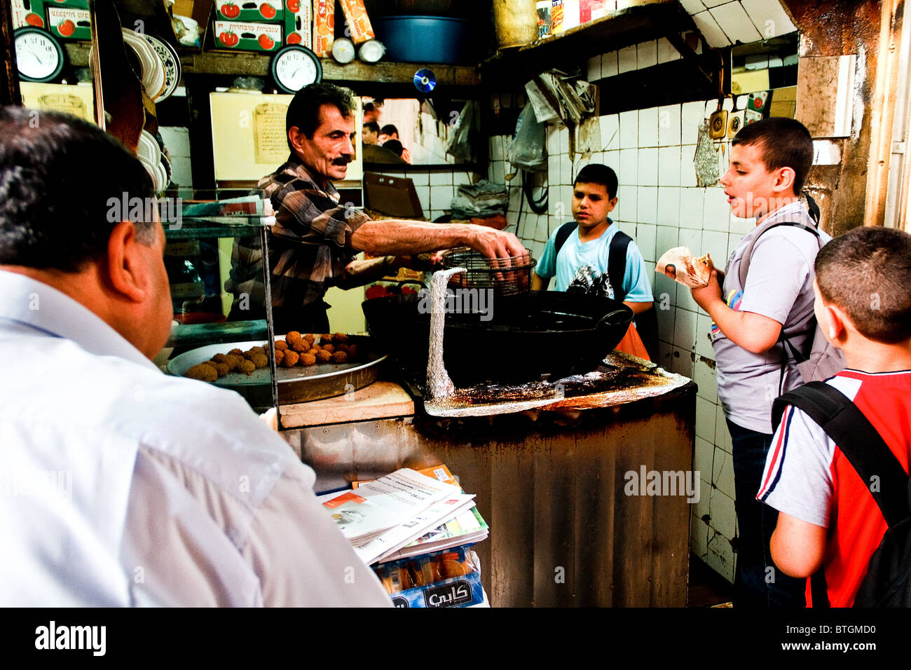 Un Falafel populaires boutique dans le marché coloré de la vieille ville de Jérusalem. Banque D'Images
