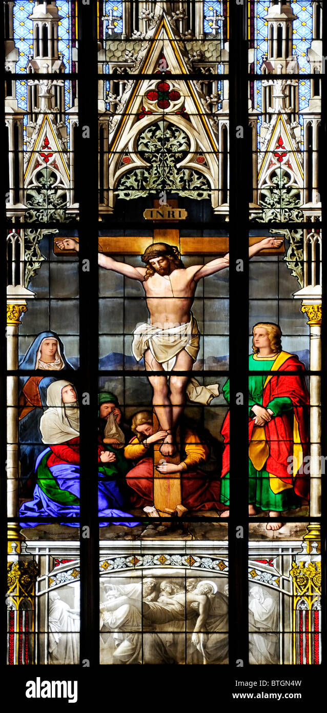 / Bâle Bâle, Suisse. Elisabethenkirchen / St Elizabeth's Church. (Néo-gothique ; 1857-65) Vitrail. Crucifixion Banque D'Images