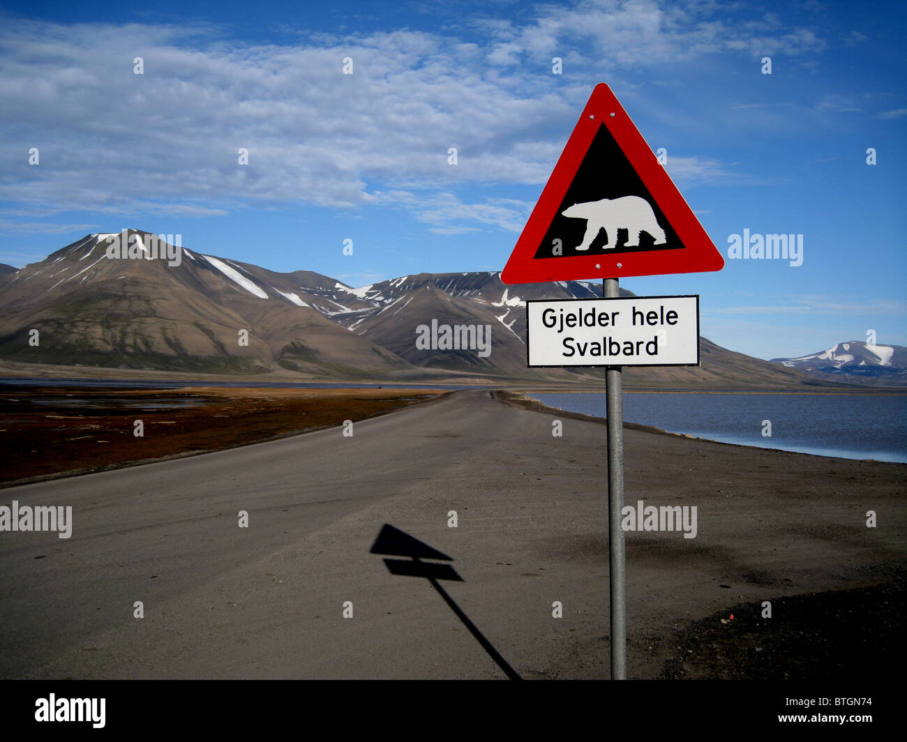 Méfiez-vous de l'ours blanc, le signe que vous accueille à la sortie du règlement de Longyearbyen, Spitsbergen, Svalbard, Norvège Banque D'Images