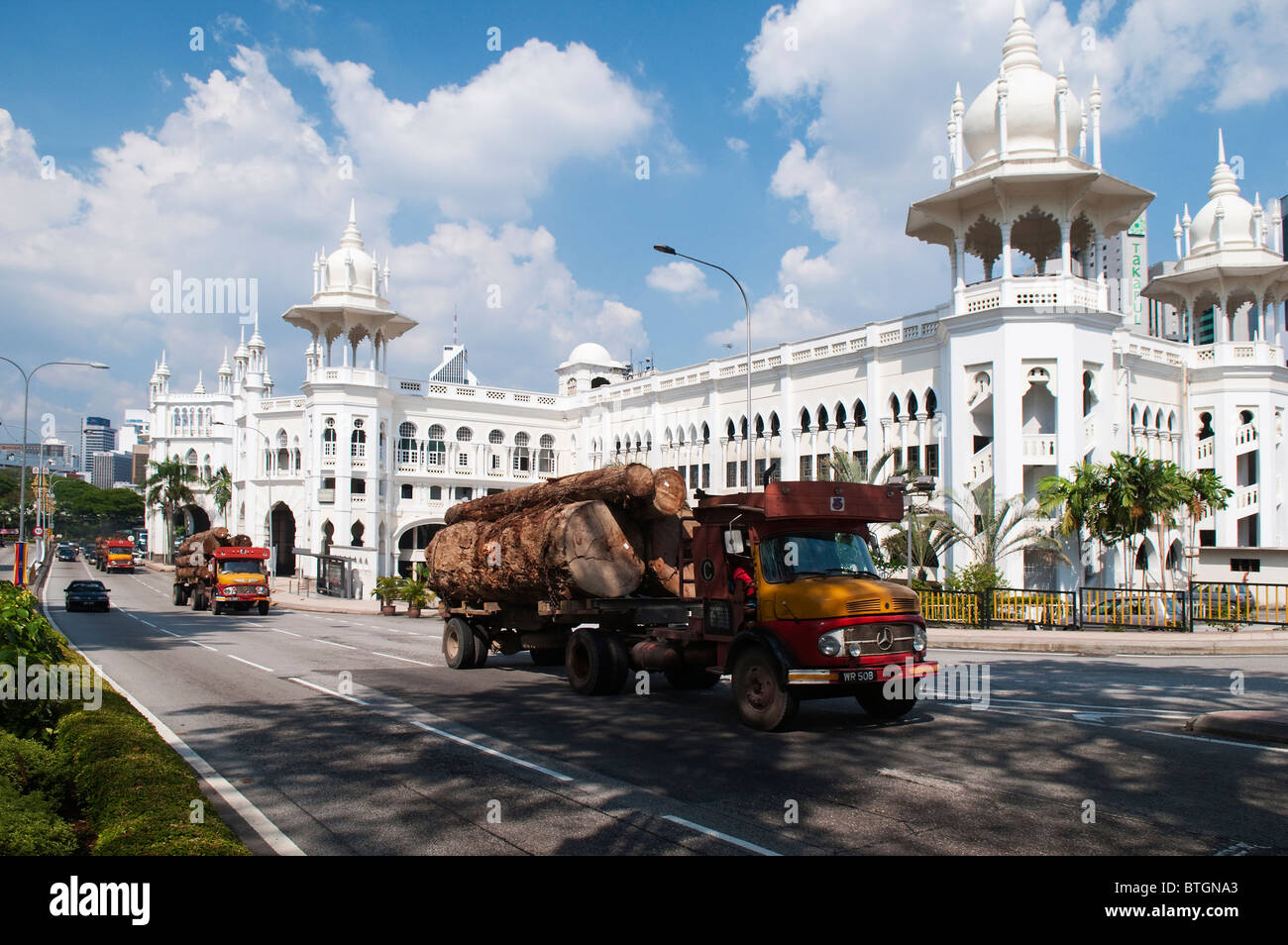 Camions roulant en face de l'ancien magnat de la maure et inspiré de la gare KL à partir de 1911 à Kuala Lumpur, Malaisie Banque D'Images