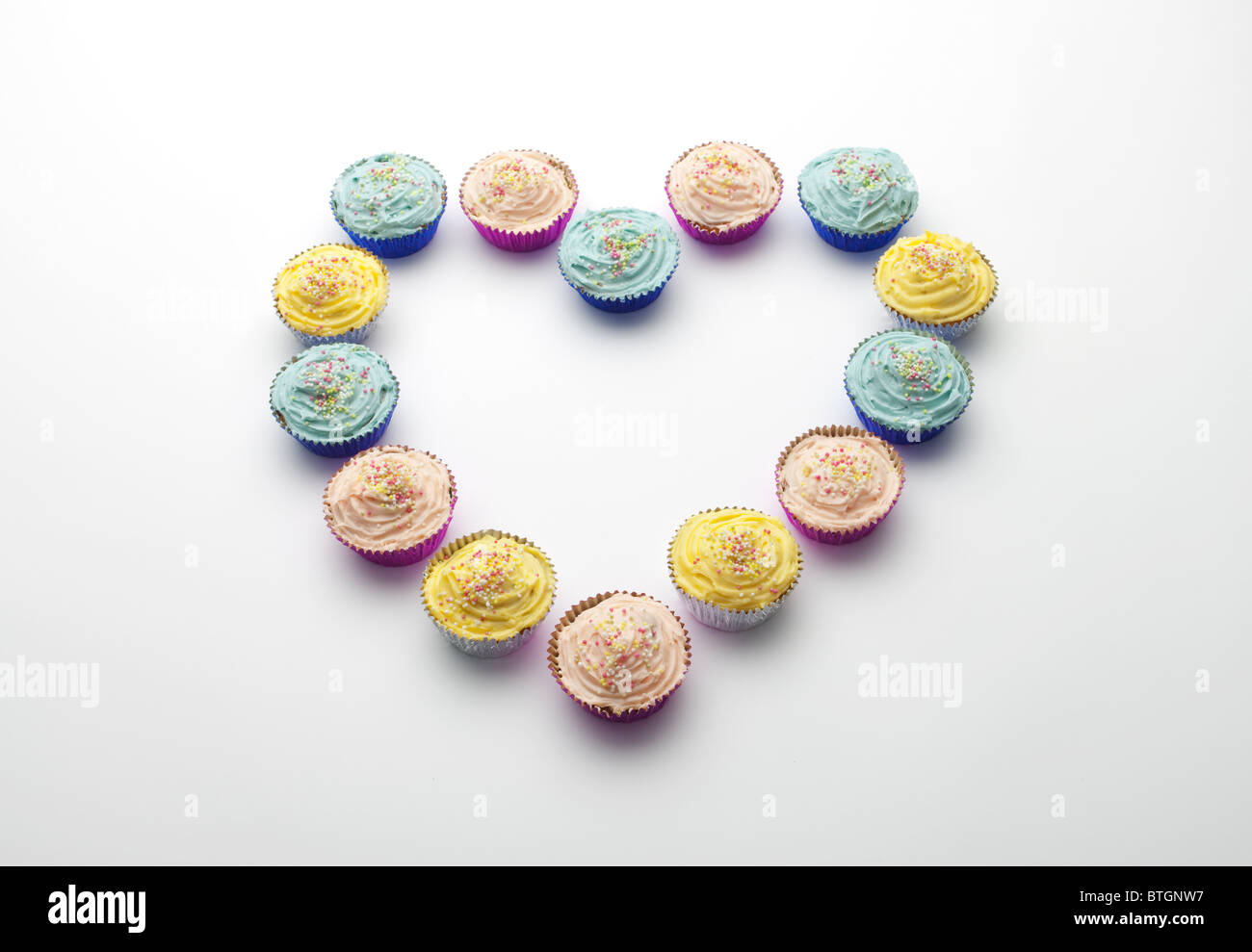 Cupcakes disposés en forme de coeur Banque D'Images