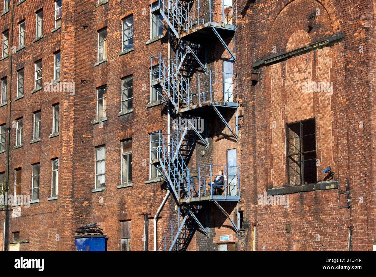 Fire escape pause thé, Oxford Mills, adjacent au canal Ashton, Ashton en vertu de Lyne, Tameside, Greater Manchester, Angleterre, Royaume-Uni. Banque D'Images