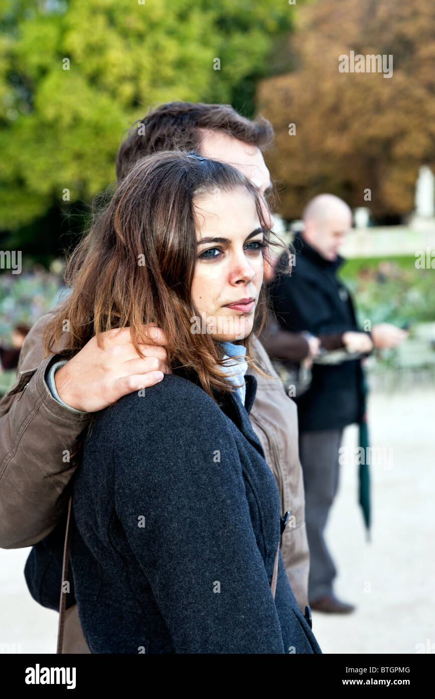 Belle jeune femme parisienne avec son copain dans les jardins du Luxembourg sur un beau dimanche d'automne Paris Banque D'Images