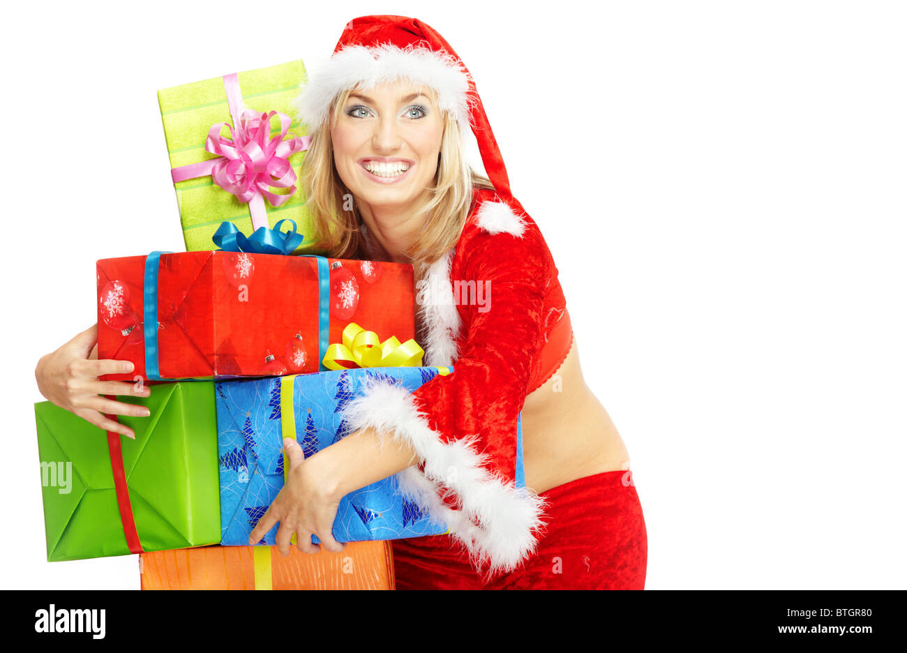 Smiling happy dame dans le rouge santa claus costume holding gift boxes on a white background Banque D'Images