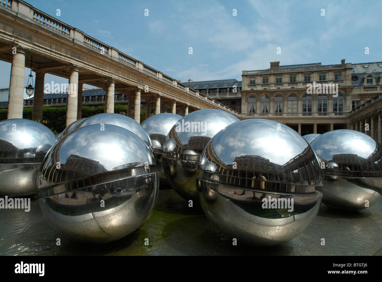 Fontaines de Pol Bury, Palais Royal, Paris, France Banque D'Images