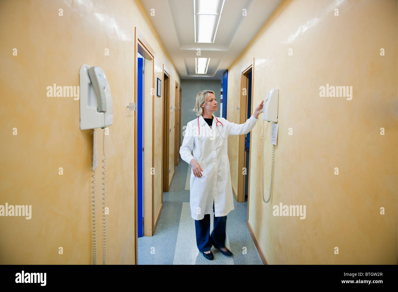 Médecin faisant appel téléphonique dans le medical center Banque D'Images