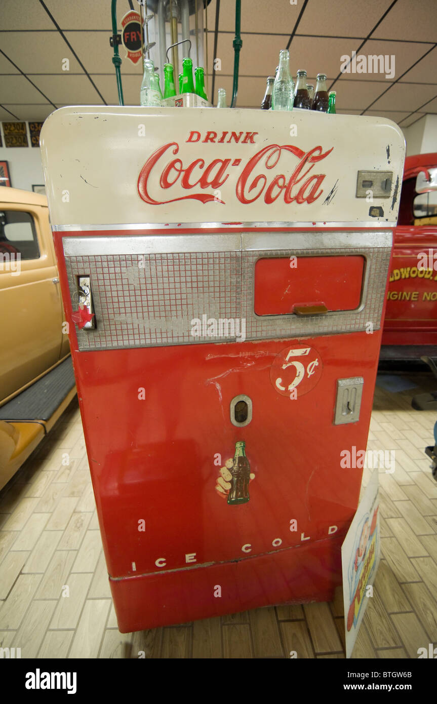 Coca cola machine Banque de photographies et d'images à haute résolution -  Alamy