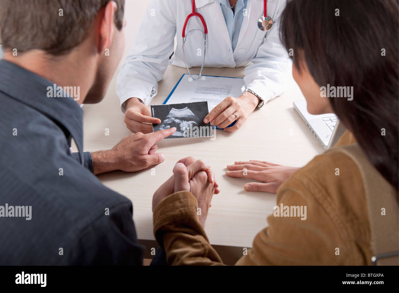 Médecin avec des ultrasons et de couple Banque D'Images