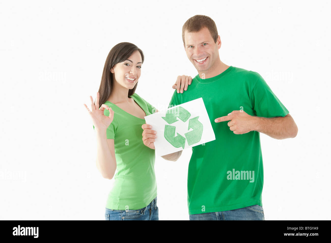 Couple holding recycling symbol dimensions Banque D'Images