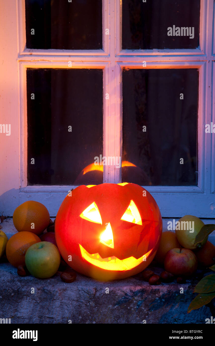 Citrouille Halloween lanterne et fruits d'automne, l'Irlande Banque D'Images