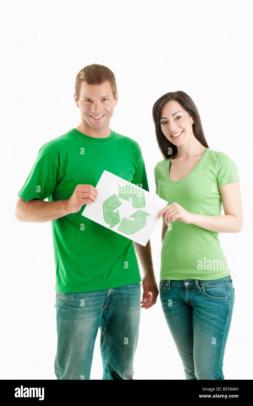 Couple holding recycling symbol dimensions Banque D'Images