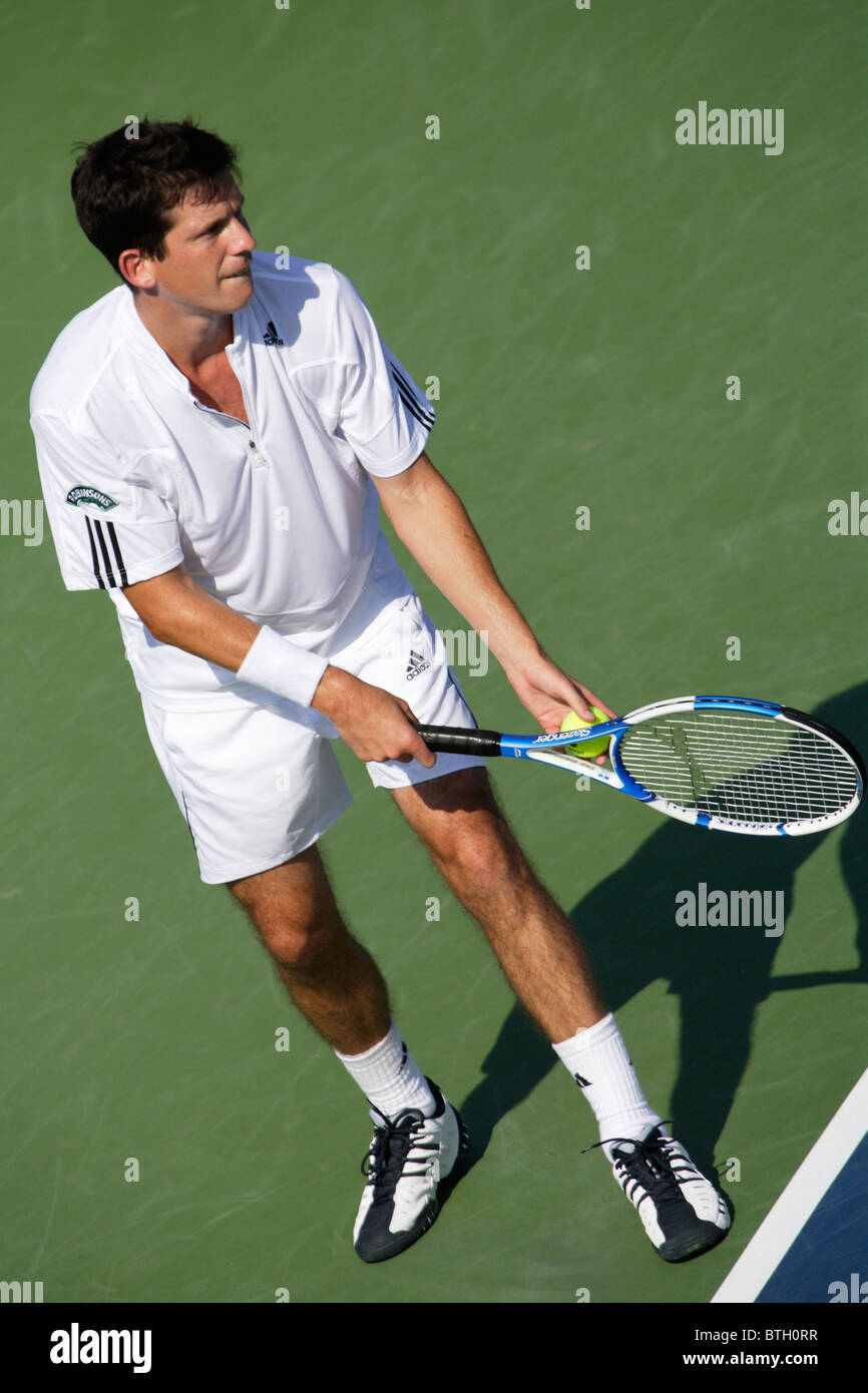 WASHINGTON, DC - JUILLET 31 - Tim Henman s'apprête à servir lors d'un match au Legg Mason Tennis Classic le 31 juillet 2006 à Washington, DC. Usage éditorial seulement. Utilisation commerciale interdite. (Photographie de Jonathan Paul Larsen / Diadem images) Banque D'Images