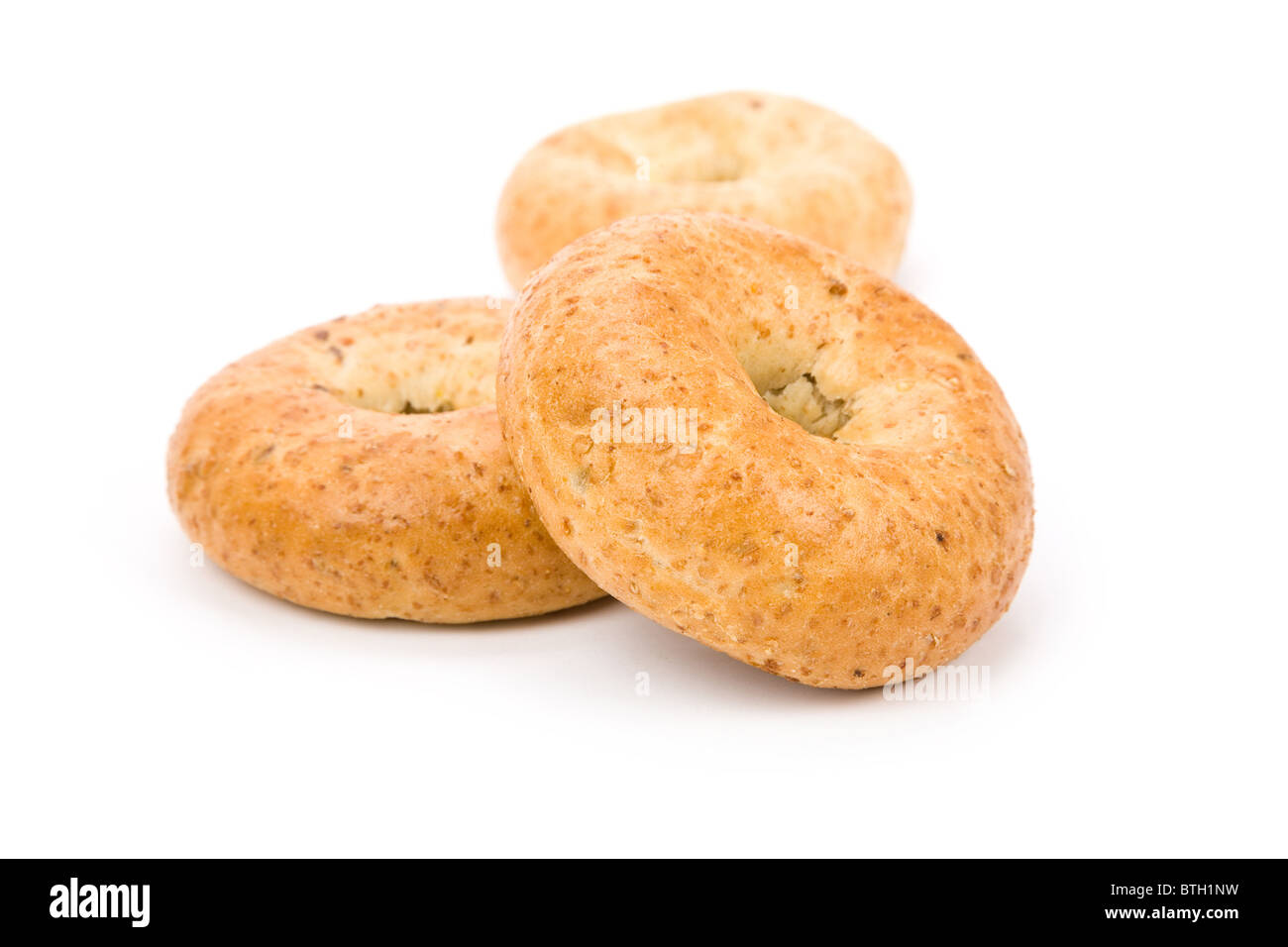 Bagel de blé entier avec fond blanc Banque D'Images