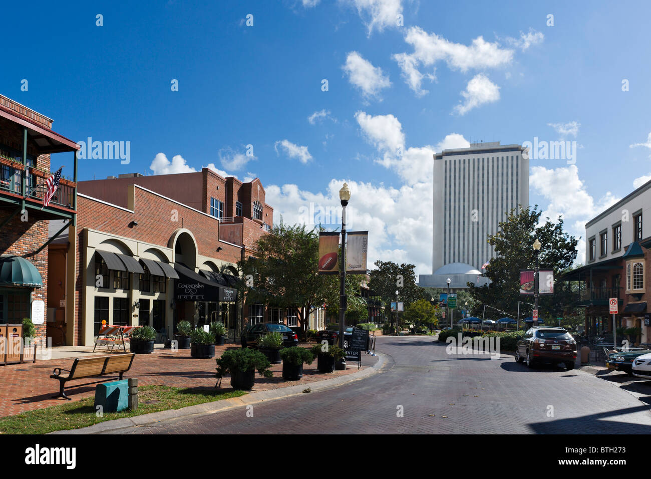 Adams Street avec le Governor's Inn Hotel à gauche et le nouveau bâtiment du Capitole de l'État derrière, Tallahassee, Florida, USA Banque D'Images