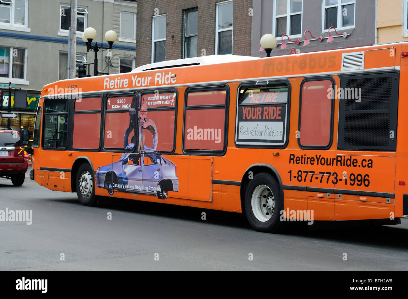 Les bus des transports publics à St John's (Terre-Neuve), de la publicité d'un programme du gouvernement du Canada de recycler votre vieille voiture Banque D'Images