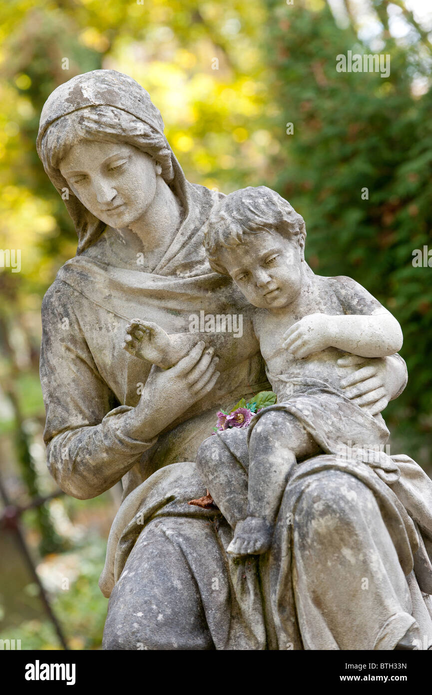Monument de la femme avec l'enfant sur un cimetière. Depuis sa création en 1787 Cimetière Lychakiv Lvov, Ukraine Banque D'Images
