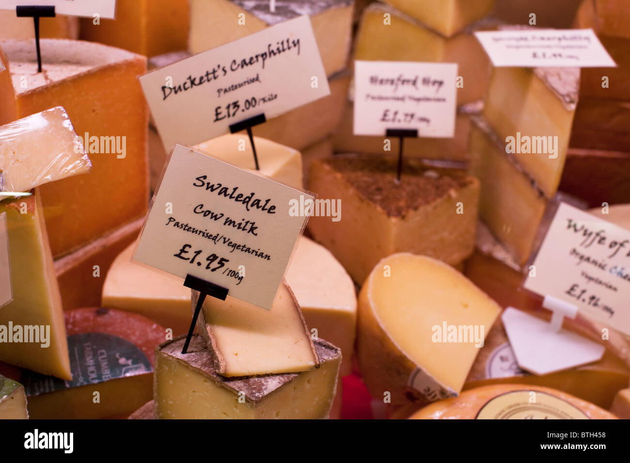 Fromages anglais pour la vente à une fromagerie dans le marché couvert d'Oxford. Banque D'Images