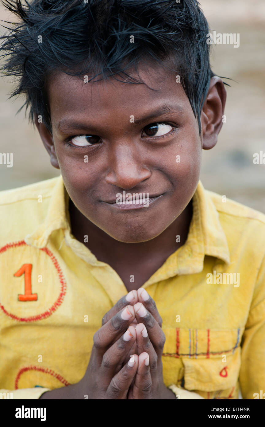 Jeune garçon indien tirant une Drôle de tronche. L'Inde Banque D'Images