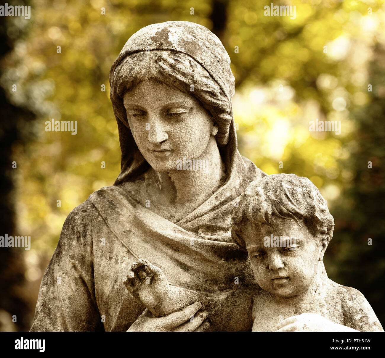 Monument de la femme avec l'enfant sur un cimetière. Depuis sa création en 1787 Cimetière Lychakiv Lvov, Ukraine Banque D'Images