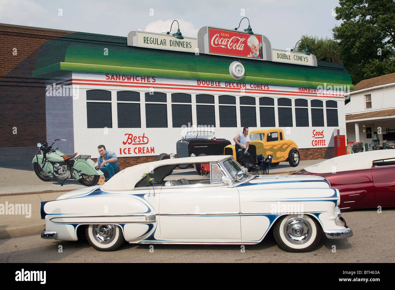 Auto 1949 à Franklin, Ohio, USA, car show. Bâtiment avec diner peint