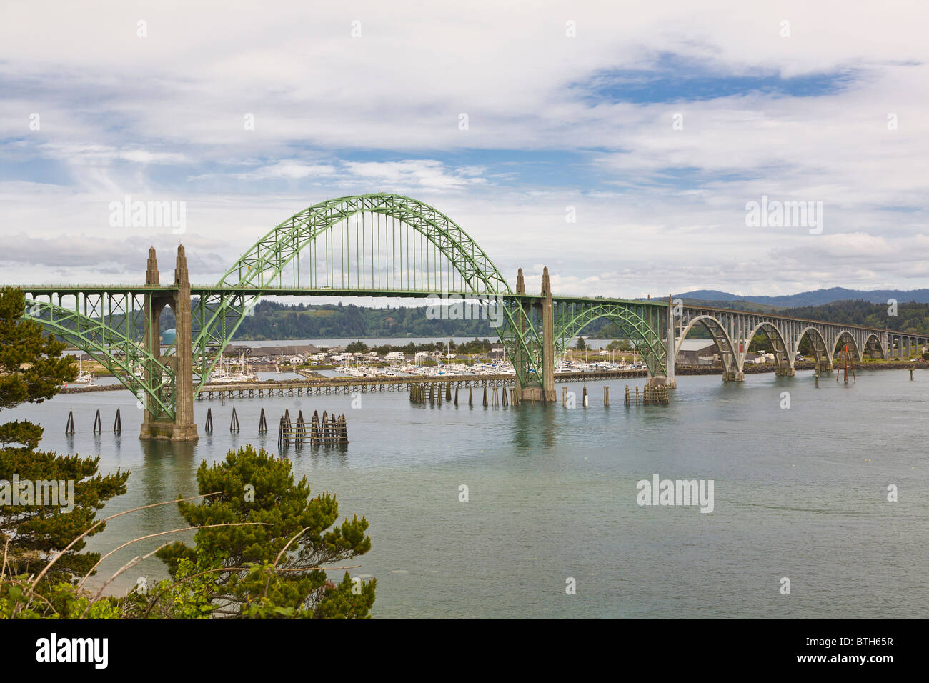 Pont de la rivière Siuslaw conçu par Conde B McCullough à Florence l'Oregon Banque D'Images