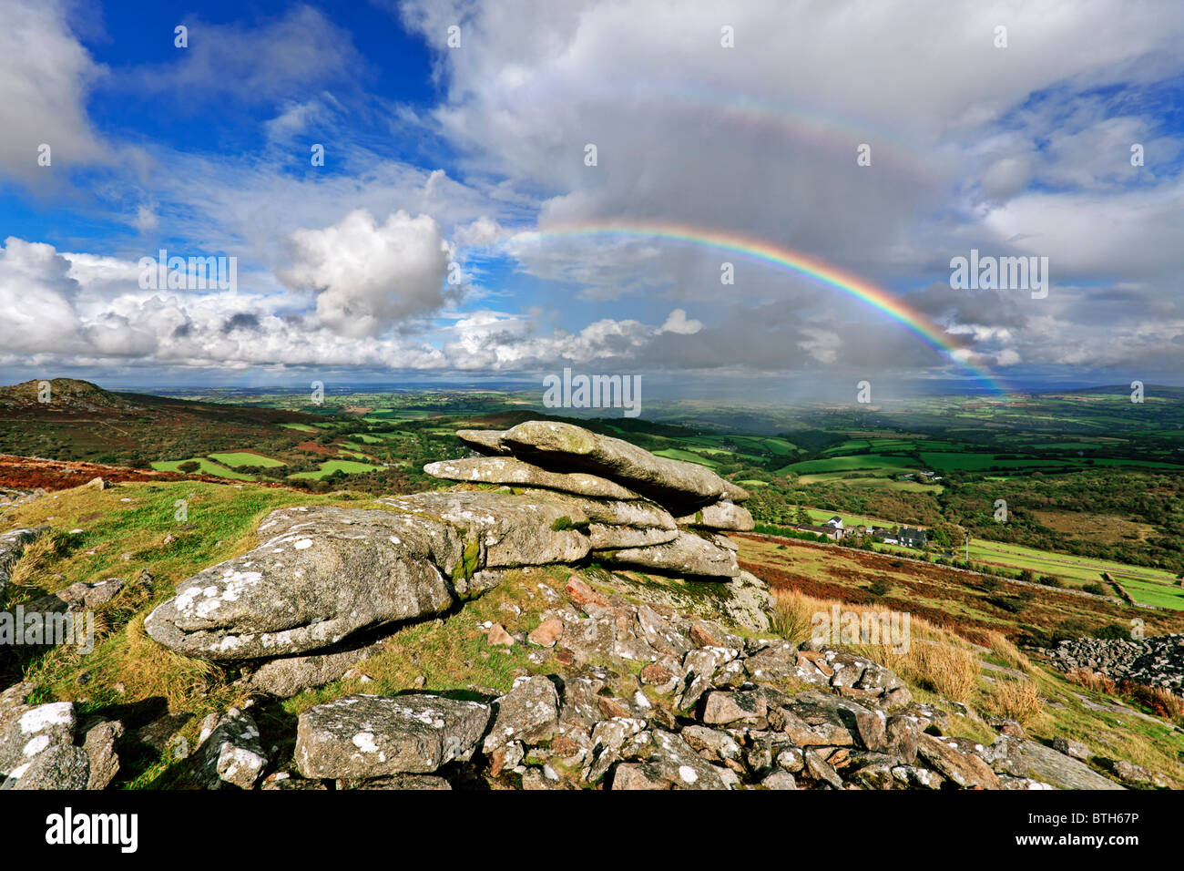 Arc-en-ciel sur le Cheeswring, fifres, Bodmin Moor, Cornwall Banque D'Images